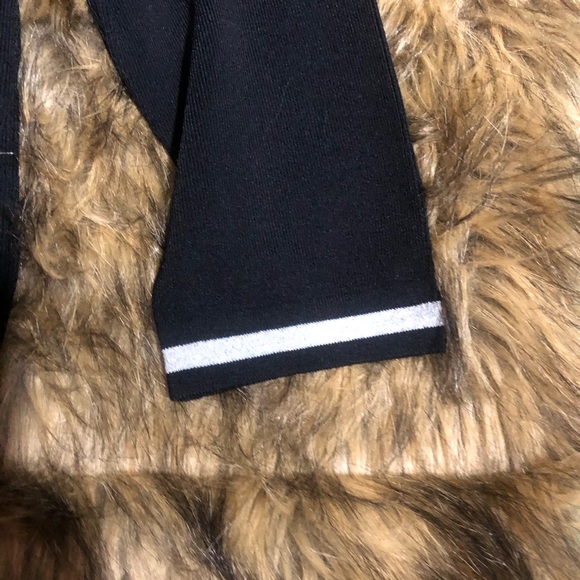 Cable and Gauge Med knit sweater with silver bow - Picture 6 of 7